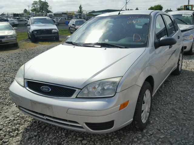 1FAFP37N26W177962 - 2006 FORD FOCUS ZX5 GRAY photo 2