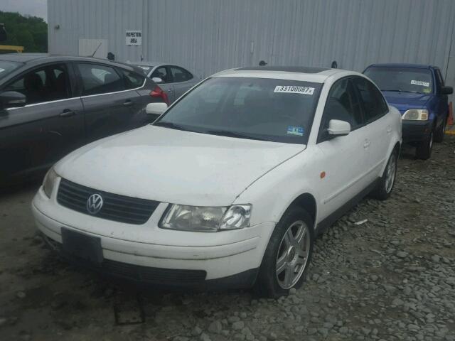 WVWPD23B5YE121021 - 2000 VOLKSWAGEN PASSAT GLX SILVER photo 2