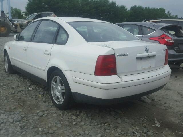 WVWPD23B5YE121021 - 2000 VOLKSWAGEN PASSAT GLX SILVER photo 3