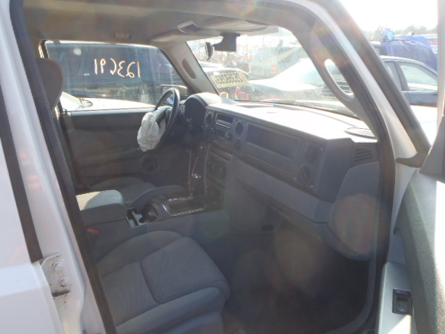 1J8HH48K66C199483 - 2006 JEEP COMMANDER WHITE photo 5