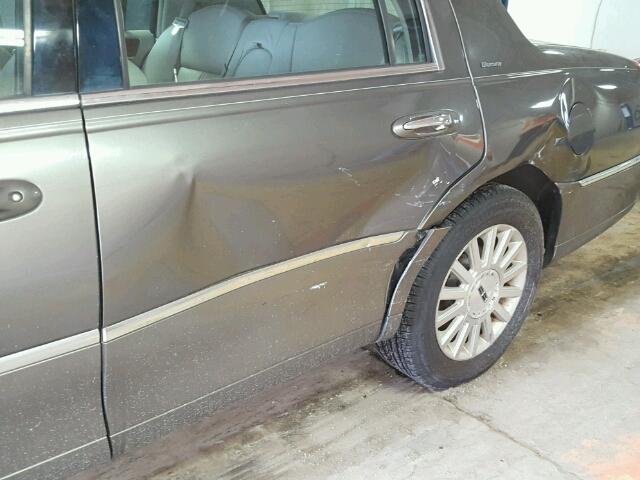 1LNHM83W74Y682464 - 2004 LINCOLN TOWN CAR U GRAY photo 9