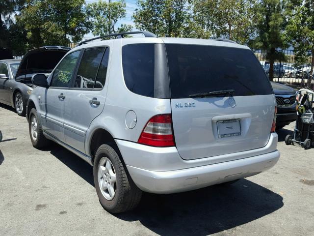 4JGAB54E8YA216522 - 2000 MERCEDES-BENZ ML320 SILVER photo 3