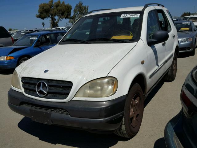 4JGAB54E1WA012495 - 1998 MERCEDES-BENZ ML 320 WHITE photo 2