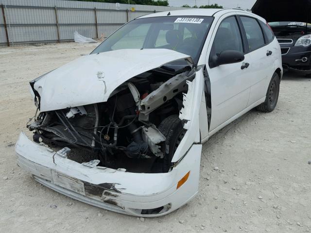 3FAFP37N35R135124 - 2005 FORD FOCUS ZX5 WHITE photo 2