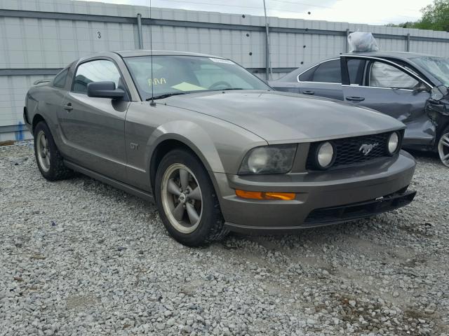 1ZVFT82H055165010 - 2005 FORD MUSTANG GT CHARCOAL photo 1