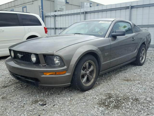 1ZVFT82H055165010 - 2005 FORD MUSTANG GT CHARCOAL photo 2