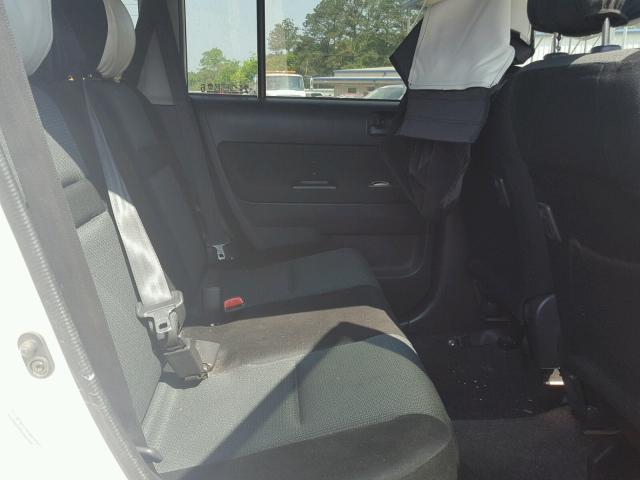 JTLKT324664091301 - 2006 TOYOTA SCION XB WHITE photo 6