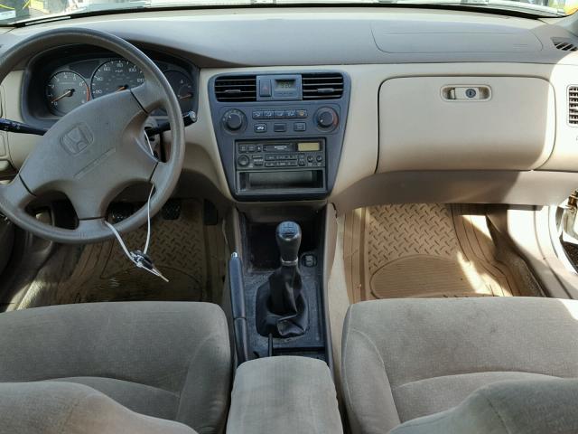 1HGCF85432A106107 - 2002 HONDA ACCORD DX WHITE photo 9