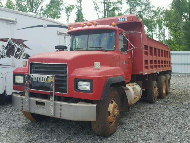 1M2P267C4YM051755 - 2000 MACK 600 RD600 RED photo 2