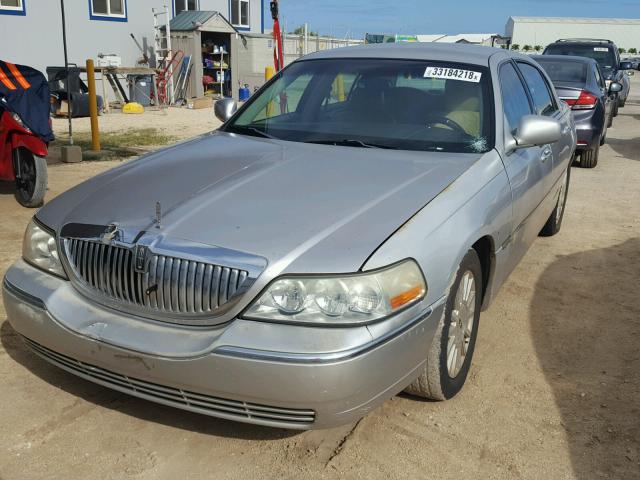 1LNHM81W73Y689688 - 2003 LINCOLN TOWN CAR E SILVER photo 2