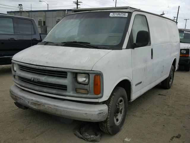 1GCGG25R721115558 - 2002 CHEVROLET EXPRESS G2 WHITE photo 2