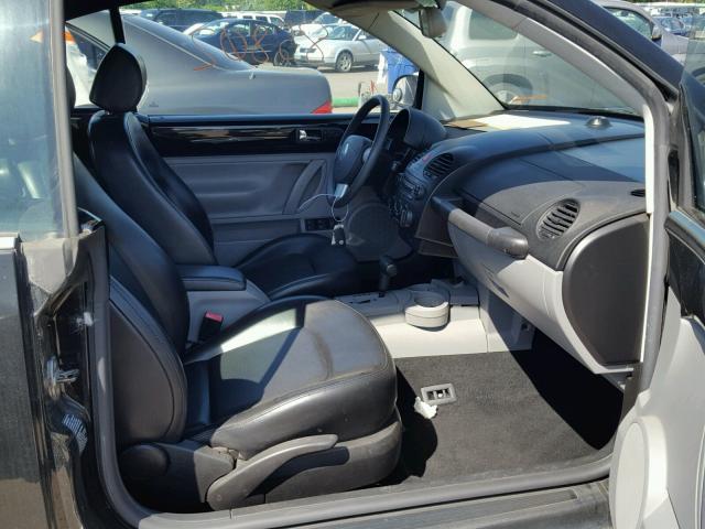 3VWCM31Y95M366483 - 2005 VOLKSWAGEN NEW BEETLE BLACK photo 5