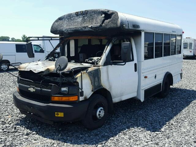 1GBJG31U161230592 - 2006 CHEVROLET EXPRESS CU WHITE photo 2