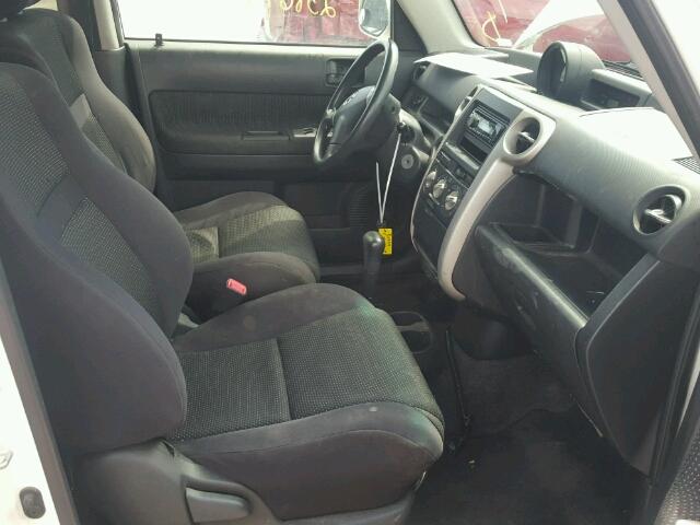 JTLKT324450209898 - 2005 TOYOTA SCION XB WHITE photo 5