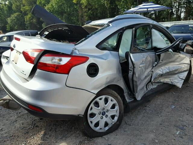 1FAHP3F21CL449432 - 2012 FORD FOCUS SE SILVER photo 4