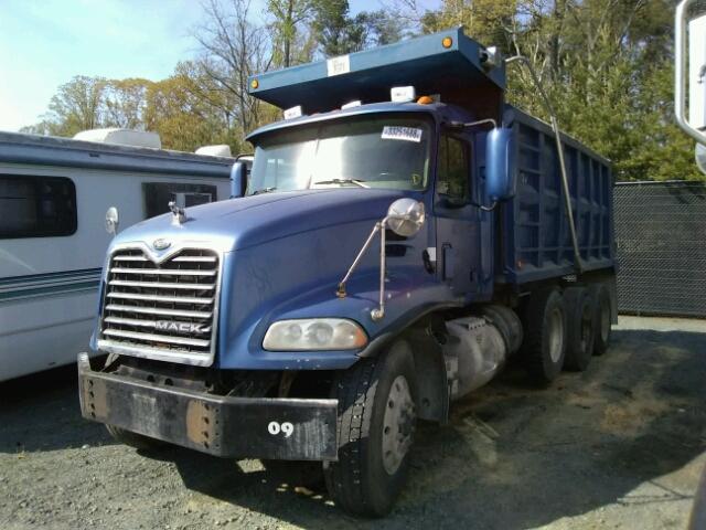 1M2P267C31M056385 - 2001 MACK 600 RD600 BLUE photo 2