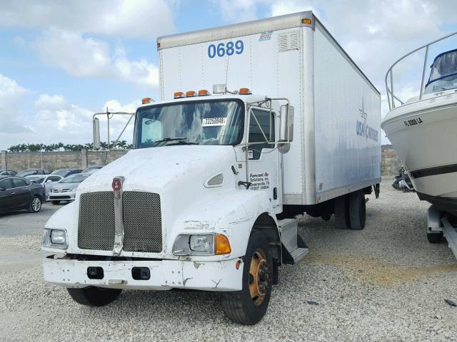 2NKMHD7X96M140689 - 2006 KENWORTH CONSTRUCTI WHITE photo 2