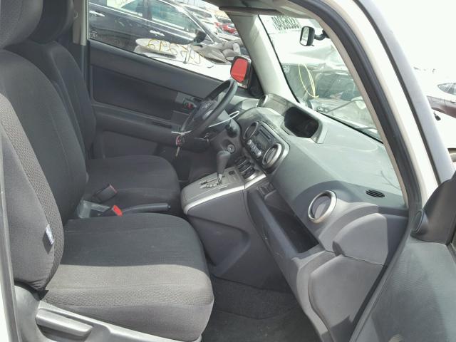 JTLKE50E081048840 - 2008 TOYOTA SCION XB WHITE photo 5