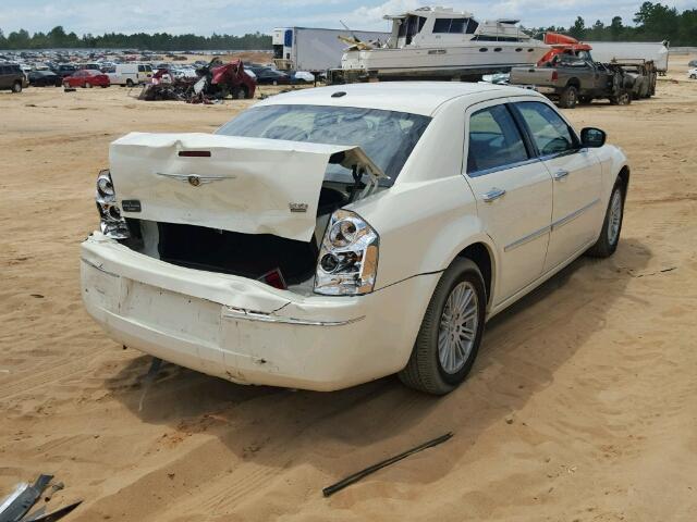 2C3CA5CV7AH272934 - 2010 CHRYSLER 300 TOURIN WHITE photo 4