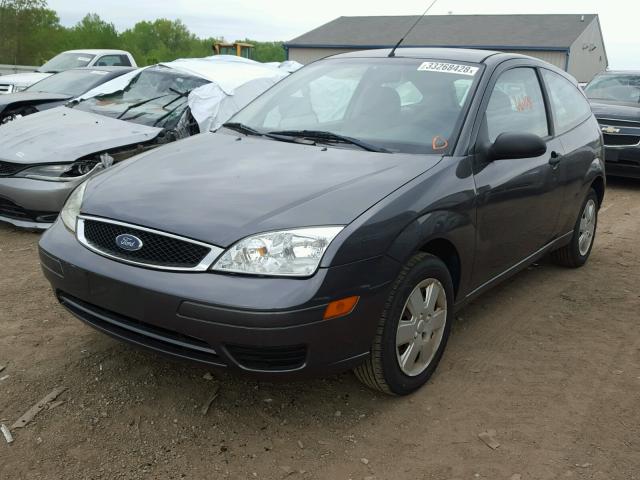 1FAFP31N47W340556 - 2007 FORD FOCUS ZX3 GRAY photo 2