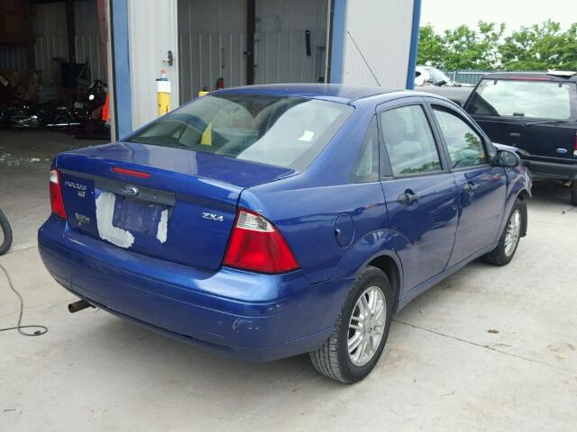 1FAFP34N66W176463 - 2006 FORD FOCUS ZX4 BLUE photo 4