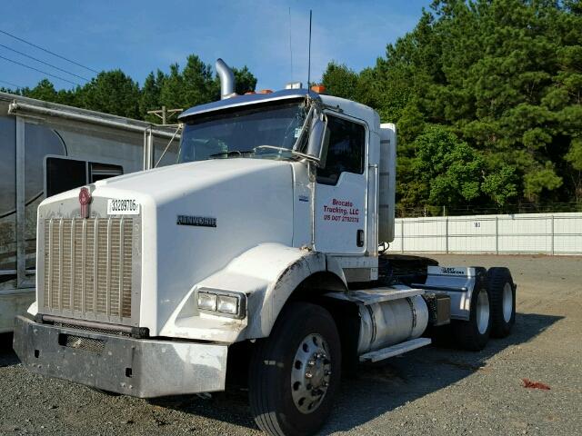 1XKDD09X1AJ262096 - 2010 KENWORTH CONSTRUCTI WHITE photo 2