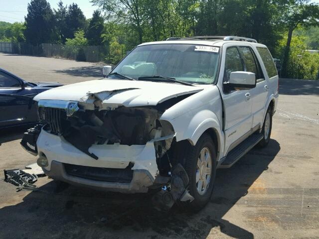 5LMFU28RX3LJ03368 - 2003 LINCOLN NAVIGATOR WHITE photo 2