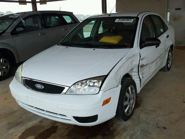 1FAFP34N55W317716 - 2005 FORD FOCUS ZX4 WHITE photo 2