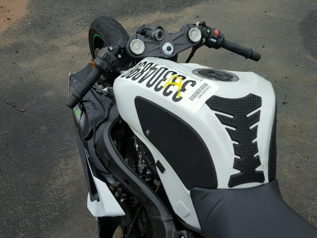 JKBZXJE19EA010897 - 2014 KAWASAKI ZX636 E WHITE photo 5