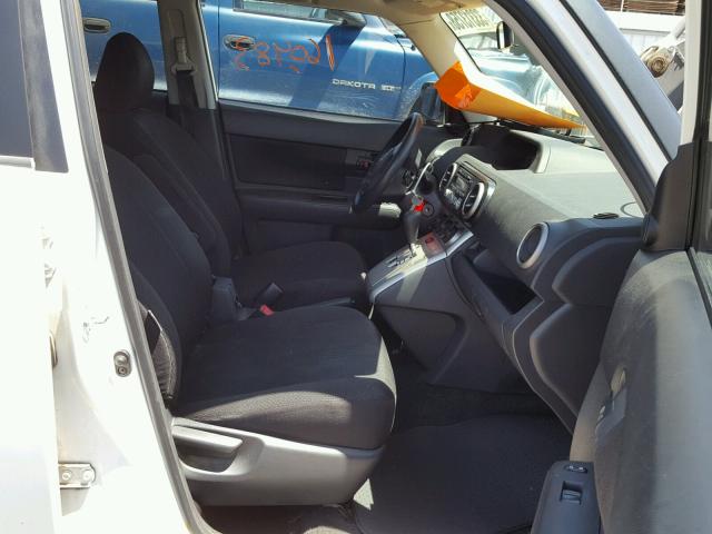 JTLKE50E981037559 - 2008 TOYOTA SCION XB WHITE photo 5