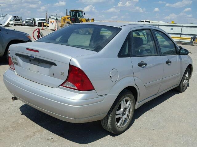 1FAFP34394W170071 - 2004 FORD FOCUS SE C SILVER photo 4