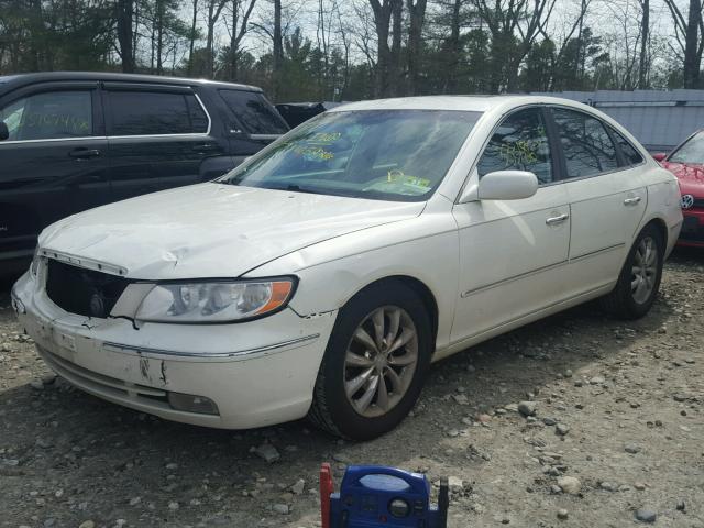 KMHFC46F86A132040 - 2006 HYUNDAI AZERA SE WHITE photo 2