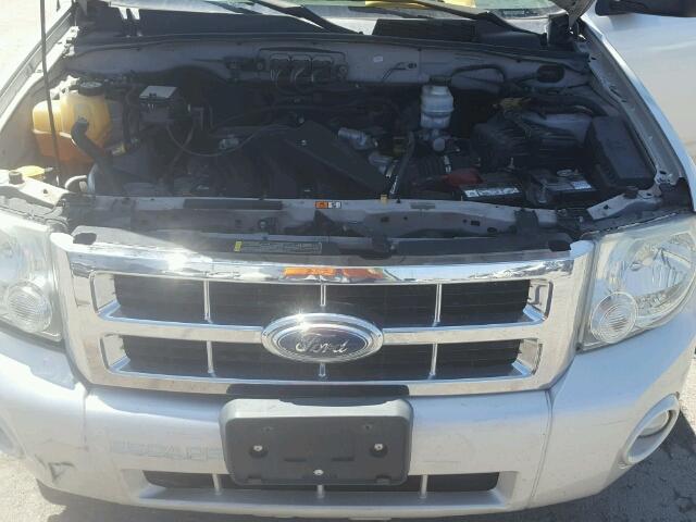 1FMCU93108KA12543 - 2008 FORD ESCAPE WHITE photo 7