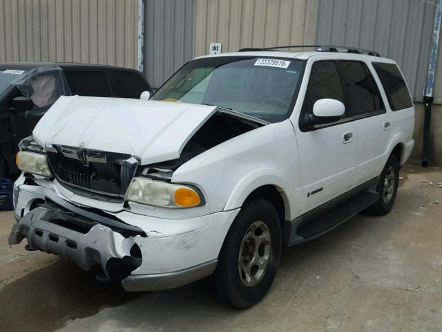 5LMFU28R71LJ30492 - 2001 LINCOLN NAVIGATOR WHITE photo 2