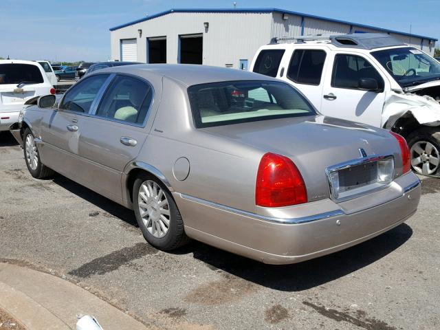 1LNHM81W23Y687167 - 2003 LINCOLN TOWN CAR E GOLD photo 3