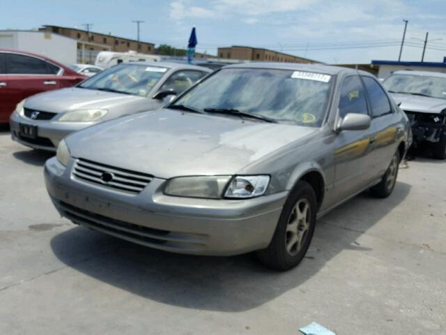 4T1BG22K9WU238411 - 1998 TOYOTA CAMRY CE GOLD photo 2