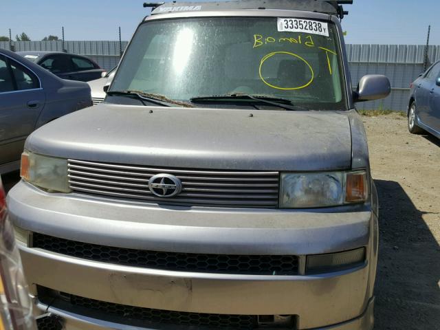 JTLKT324940131021 - 2004 TOYOTA SCION XB SILVER photo 9