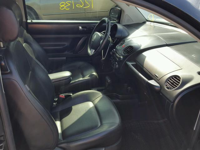 3VWPG3AG3AM002036 - 2010 VOLKSWAGEN NEW BEETLE 黑色 照片 5