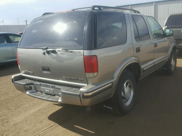 1GNDT13W6W2251494 - 1998 CHEVROLET BLAZER GRAY photo 4