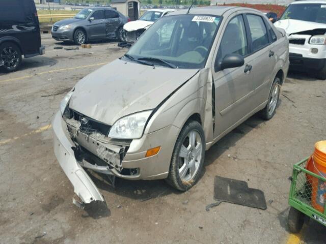 1FAHP34N46W113368 - 2006 FORD FOCUS ZX4 GOLD photo 2