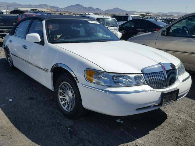 1LNHM82W02Y619673 - 2002 LINCOLN TOWN CAR S YELLOW photo 1