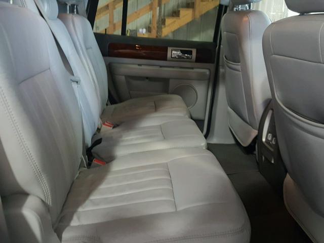 5LMFU27545LJ17736 - 2005 LINCOLN NAVIGATOR 银色 照片 6