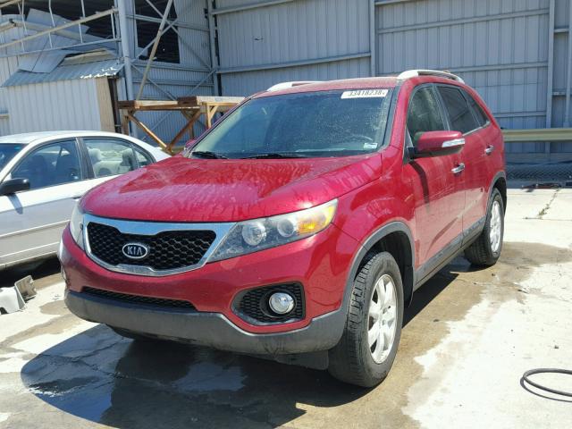 5XYKT3A16BG072990 - 2011 KIA SORENTO BA RED photo 2