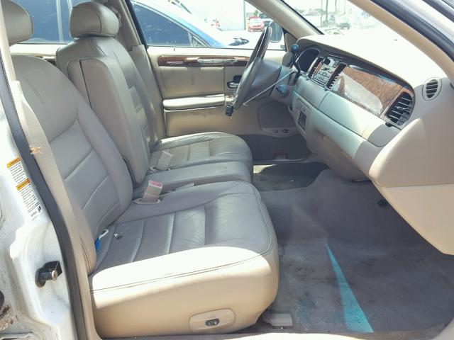 1LNHM82W41Y665215 - 2001 LINCOLN TOWN CAR S WHITE photo 5