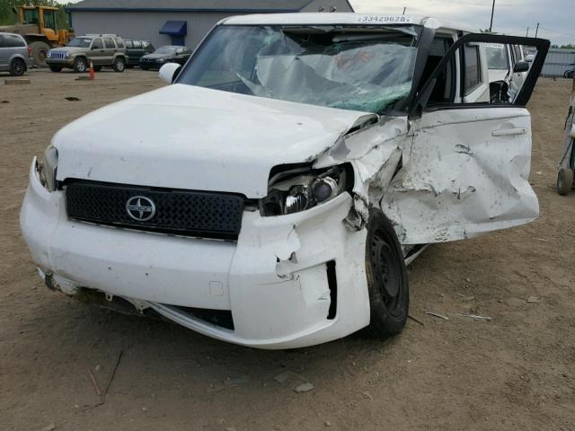 JTLZE4FE1A1117749 - 2010 TOYOTA SCION XB WHITE photo 2