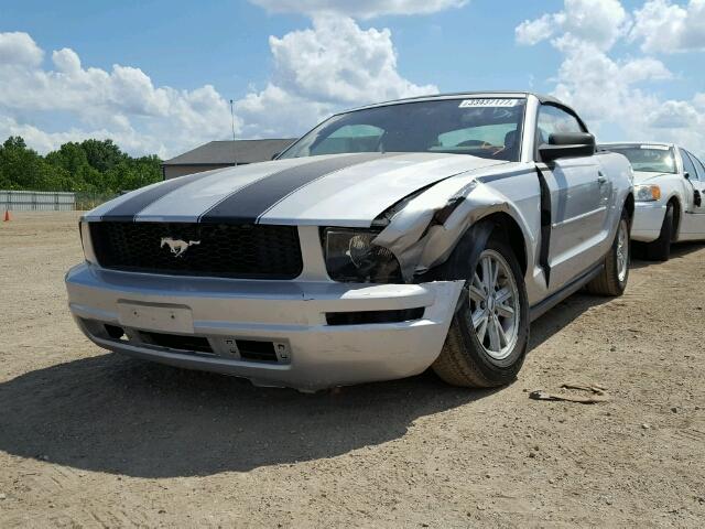 1ZVFT84N855206258 - 2005 FORD MUSTANG SILVER photo 2