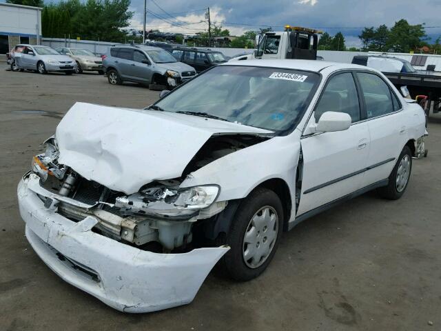 1HGCG6650XA046500 - 1999 HONDA ACCORD WHITE photo 2