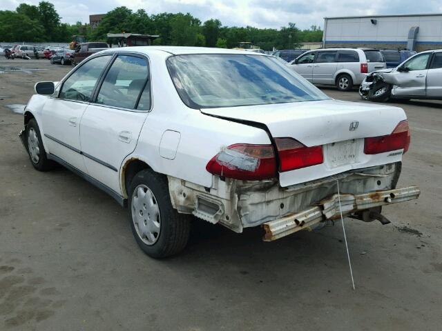 1HGCG6650XA046500 - 1999 HONDA ACCORD WHITE photo 3