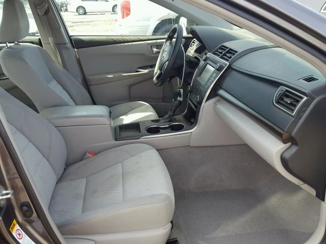 4T4BF1FK6GR571437 - 2016 TOYOTA CAMRY LE Grau Foto 5