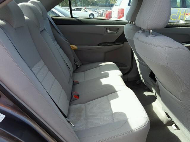 4T4BF1FK6GR571437 - 2016 TOYOTA CAMRY LE Grau Foto 6